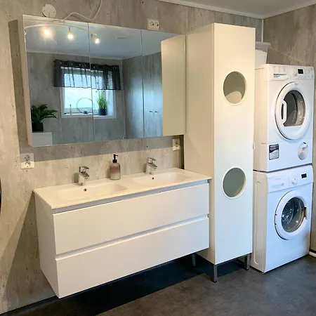 Moderne Og Familievennlig Sokkelleilighet For Opptil 6 Personer, Gratis Parkering & Elbillading 아파트 *